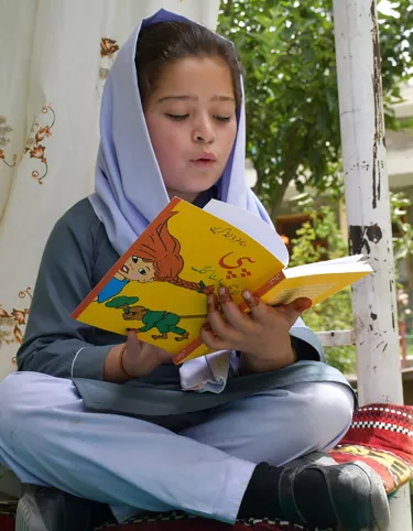 Student reading Pippi Longstocking